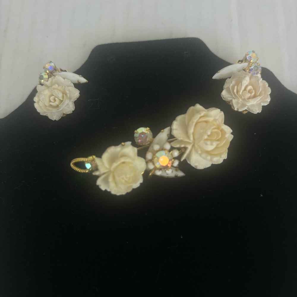 Vintage jewelry set-cream sculpted roses pin & clip earrings set